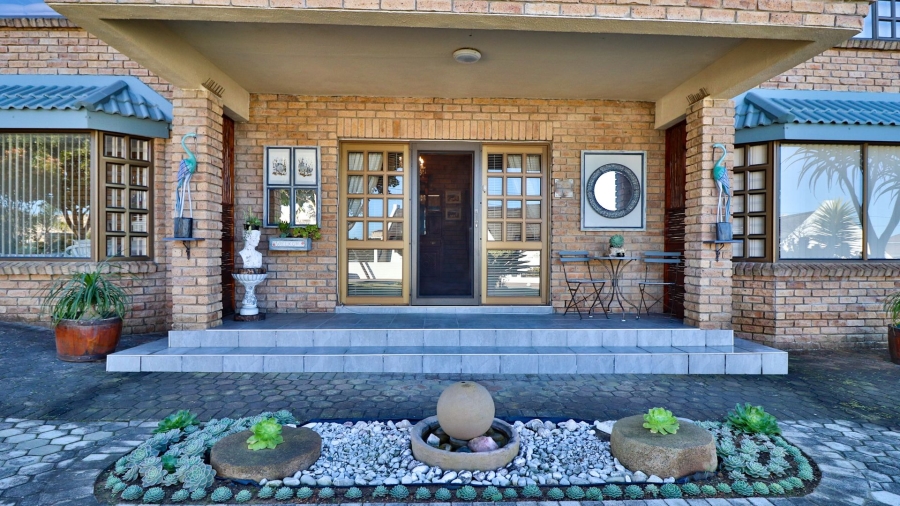 5 Bedroom Property for Sale in Stilbaai Wes Western Cape